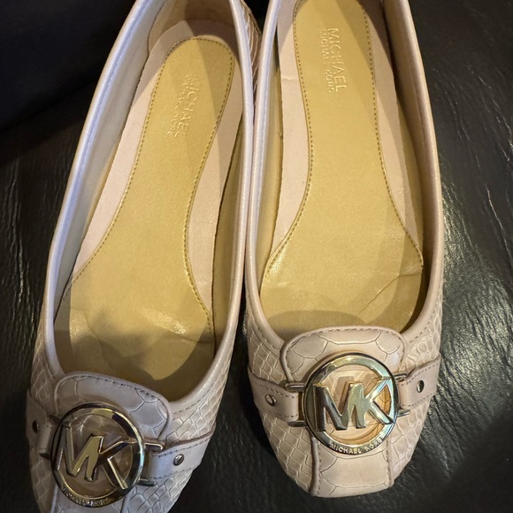 Michael Kors woman’s 6M blush pink flats. - Picture 3 of 7